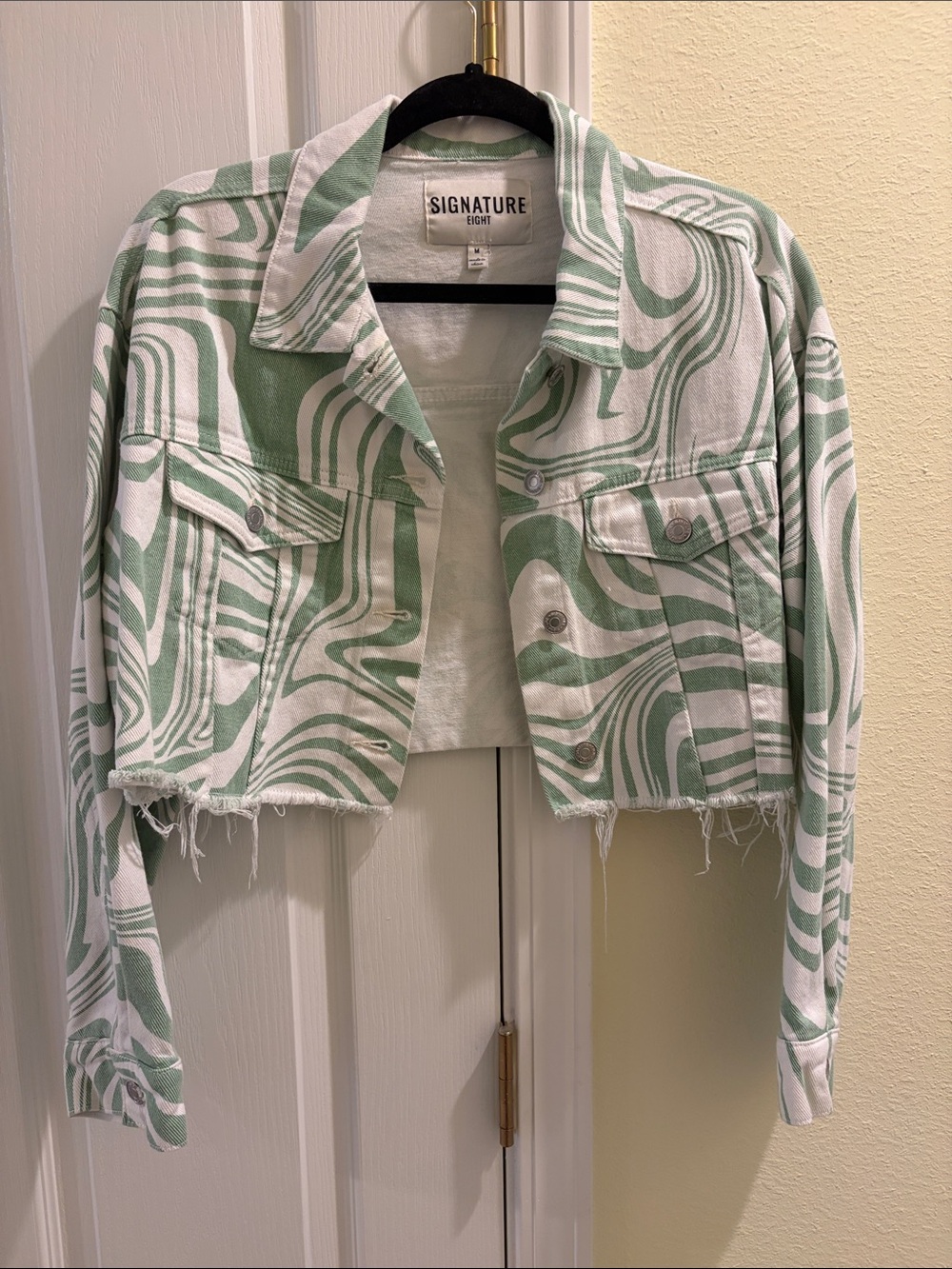 Signature Cropped Jean Jacket in Mint Swirl Print

Fun - Funky - Layer